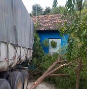 Carreta desgovernada colide em árvores e quase atinge residência em Batalha