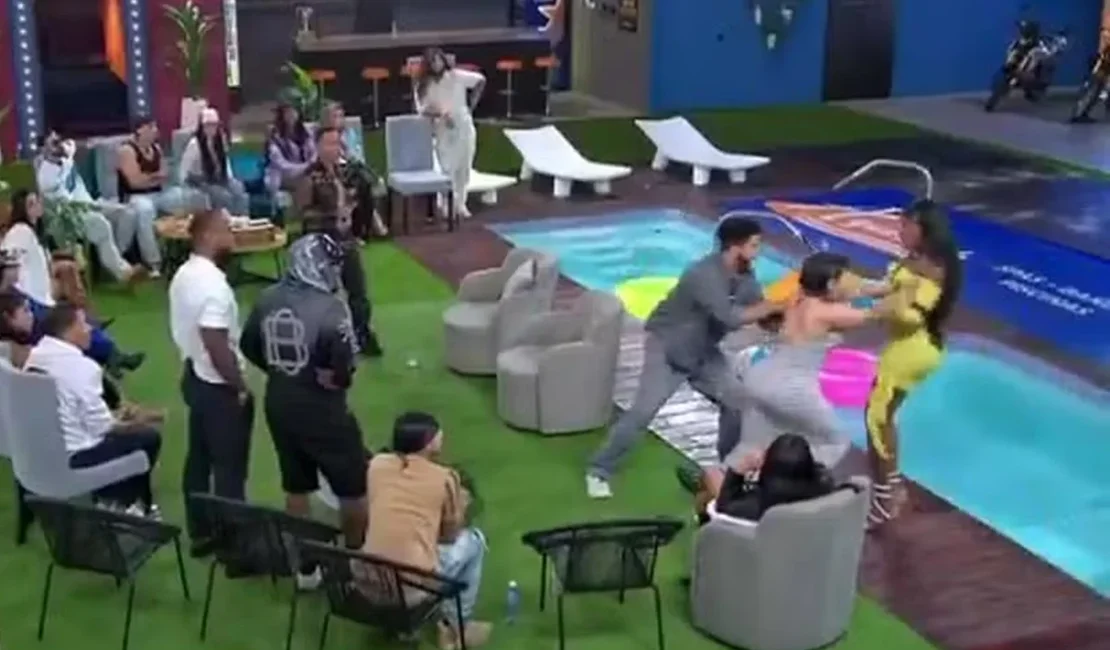 Participante de reality fica inconsciente após ser empurrada em piscina