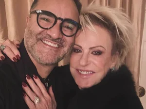 Ana Maria Braga recebe elogios após foto com o namorado: 'Casal lindo'