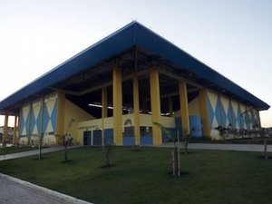 Homem tem carro arrombado ao lado de ginásio, em Arapiraca