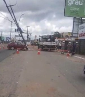 Motorista bate em poste, fica ferido e deixa rede elétrica danificada na Av. Menino Marcelo