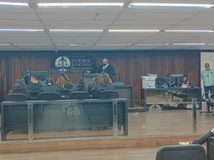 ‘Ele me deu um tapa e atirou’, diz vítima durante julgamento de agente do SMTT, em Maceió