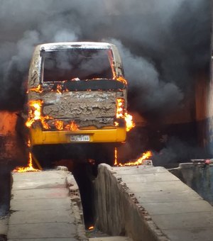 Perícia é solicitada em ônibus incendiado em São José da Laje