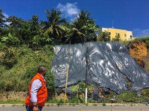 Defesa Civil: Lonas de contenção voltam a ser aplicadas em barreiras de Maceió