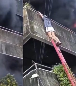 Mulher salva dois cães ao lançá-los da varanda durante incêndio em apartamento