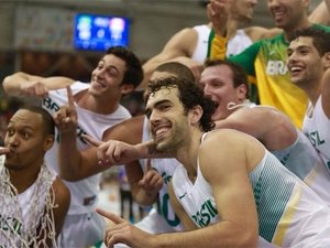 Brasil atropela Canadá e é hexa no basquete masculino do Pan