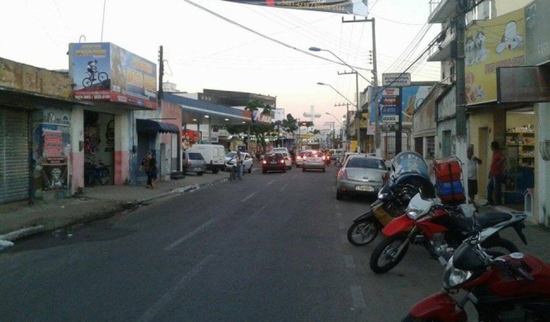 Homem furta produtos de loja de bicicleta no centro de Arapiraca
