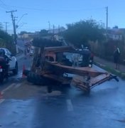 Trator tomba e deixa trânsito lento na Avenida Muniz Falcão, em Maceió