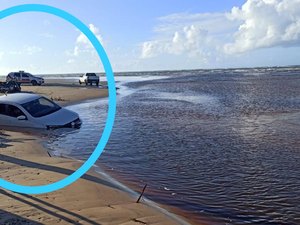 [Vídeo]  Mar avança e arrasta carros e barracas na praia de Pontal do Peba