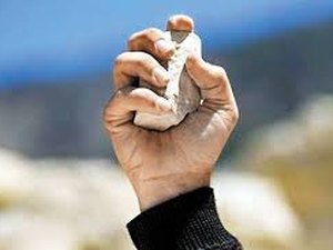 Homem não paga dívida e é agredido com pedradas