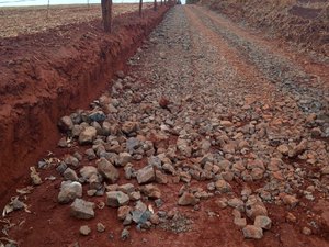 Para facilitar roubos, criminosos espalham pedras na estrada e obrigam motoristas a reduzir velocidade