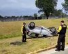 Carro capota na pista de acesso ao Aeroporto Internacional Zumbi dos Palmares