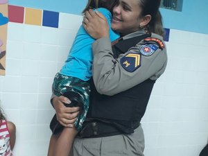 Garoto que tinha medo da polícia é conquistado por PM feminina e ganha presente de natal