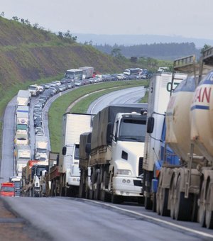 Caminhoneiros voltam a bloquear rodovias em ao menos três estados