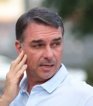 Flávio Bolsonaro assina pedido de impeachment de Toffoli