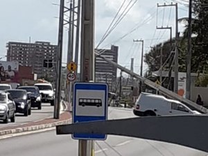 Carro colide contra poste e deixa bairro Jacarecica sem energia