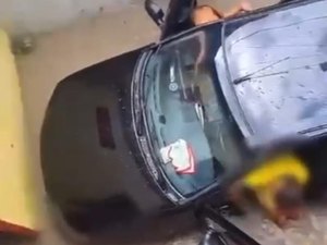 [Vídeo] Família desesperada tenta salvar carro alagado no bairro Forene