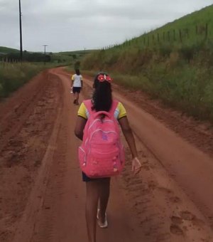 Mulher caminha 5 km com criança de colo e duas meninas por falta de transporte da Prefeitura de Campestre
