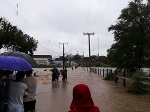 Famílias voltam para casa após rompimento de barragem na Bahia