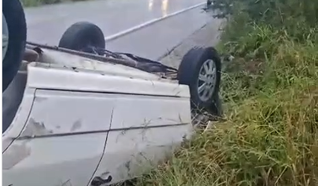 Veículo de uma rádio capota em um trecho da rodovia AL-130 em Santana do Ipanema