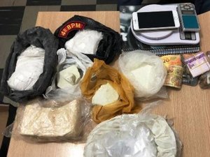 Motorista de aplicativo é preso com um quilo de cocaína e munições 