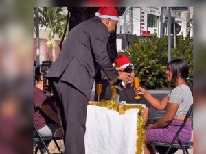 [Vídeo] Músico e influenciador transforma calçada em ceia solidária e emociona mãe e filha na Ponta Verde