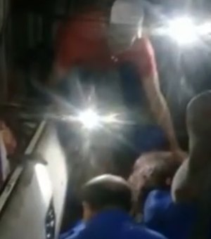 Ônibus com time de futebol tomba e deixa dois mortos na BR-226 no Maranhão