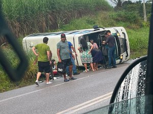 Veículo de transporte complementar de passageiros tomba na rodovia AL-105