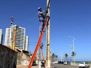 Prefeitura de Maceió restabelece iluminação na orla de Jacarecica após furto de cabos