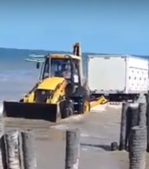 [Vídeo] Caminhão carregado de sorvete atola na praia do Peba, no Litoral Sul de Alagoas