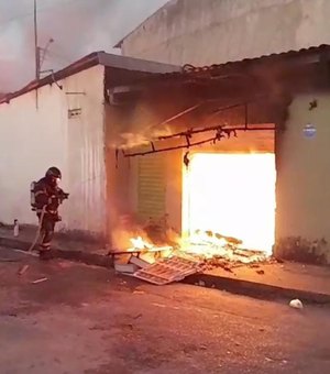 [Vídeo] Incêndio atinge estabelecimento comercial no Vergel