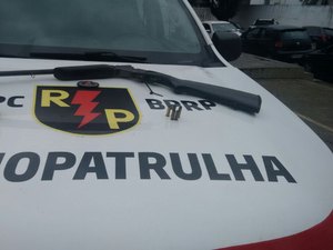 Jovem é preso com espingarda e munições no Aeroporto