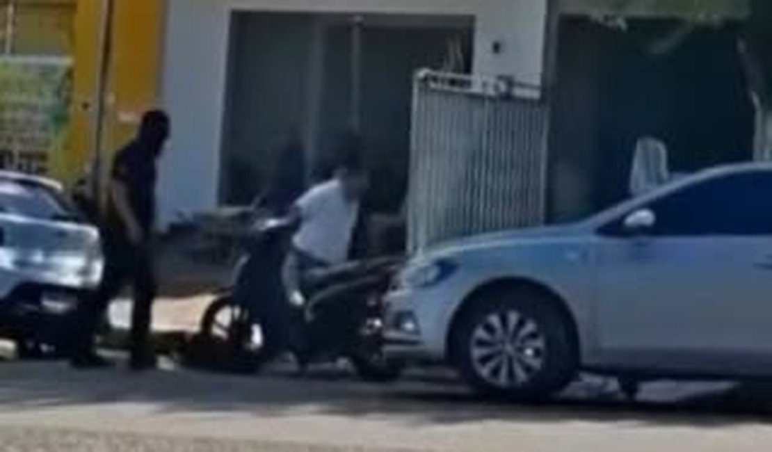 Vídeo mostra homem sendo levado por supostos policiais em Coruripe