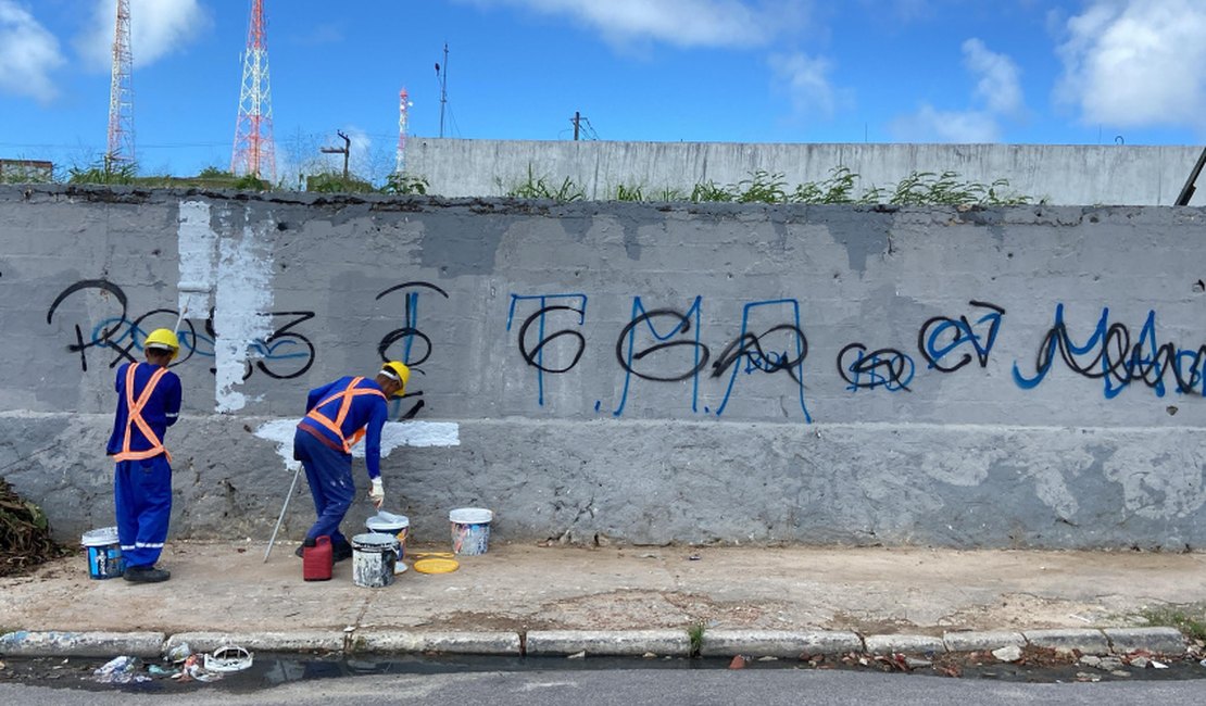 Vândalos picham muro em área recém revitalizada no bairro do Jacintinho