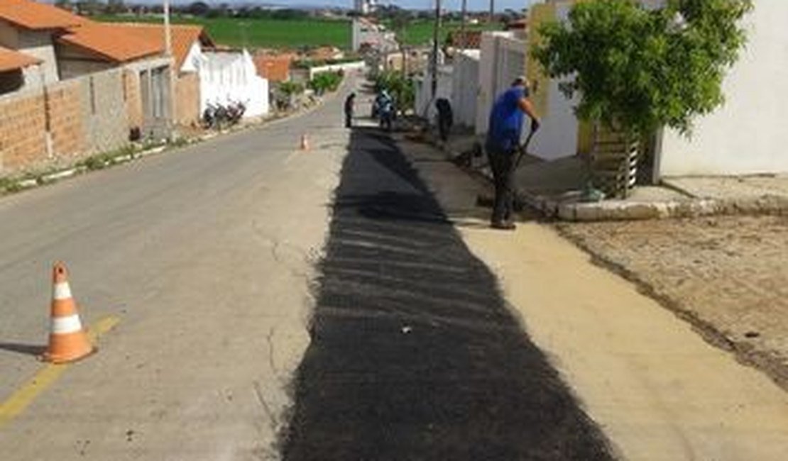 Casal deixa portão de residência semiaberto e ladrões fazem arrastão