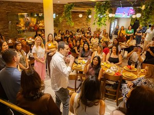 Daniel reforça compromisso com pautas femininas durante encontro com mulheres