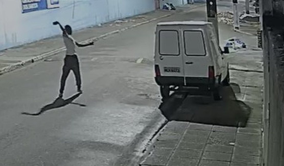 Homem é flagrado jogando pedras em carros na parte alta de Maceió