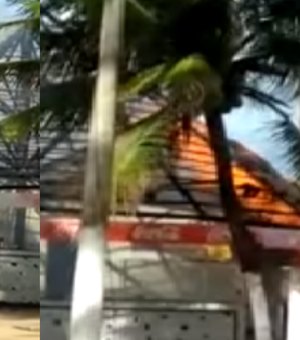 Falha em rede elétrica provoca incêndio em barraca de praia na capital