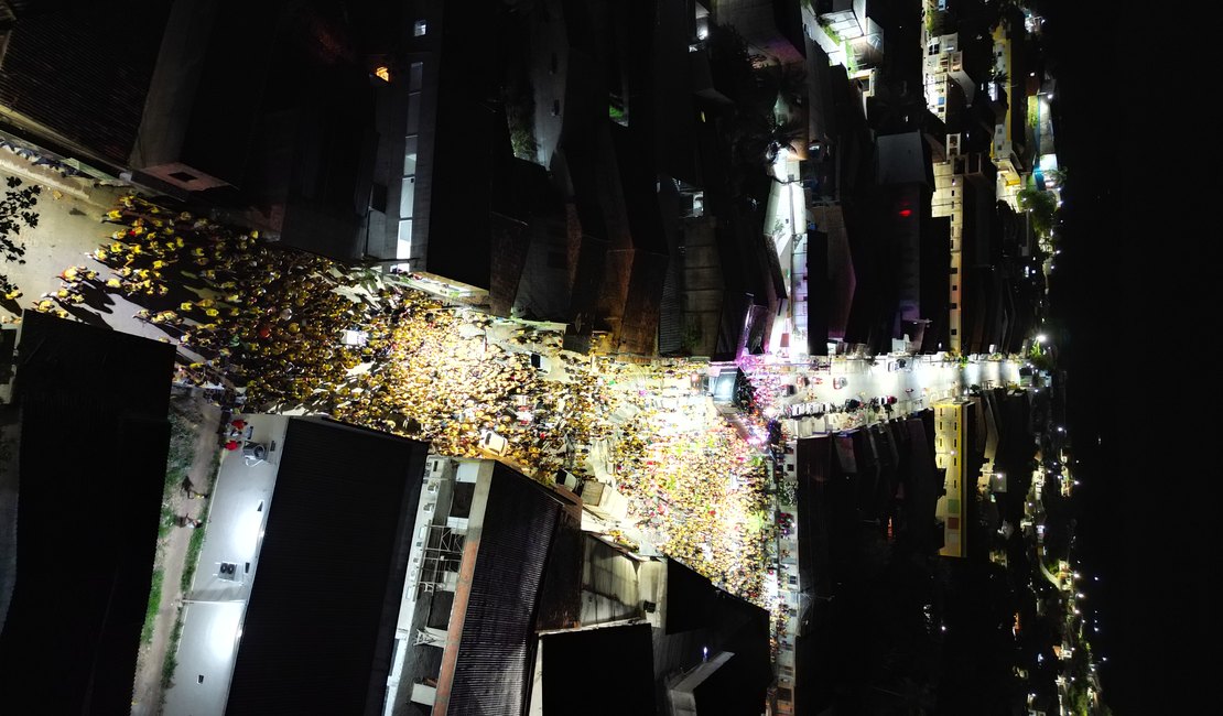 Cícero Cavalcante comanda multidão e faz história no maior bloco da Região Norte de AL