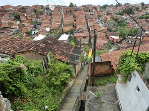 Calçada desaba e escadaria de encosta fica interditada 