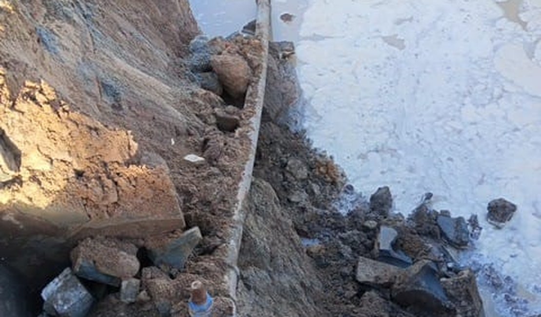 Casal atribui falta de água em conjunto habitacional de Arapiraca a obras de macrodrenagem