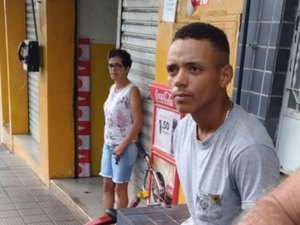 Estudante leva “gravata” de assaltante enquanto seguia para a escola