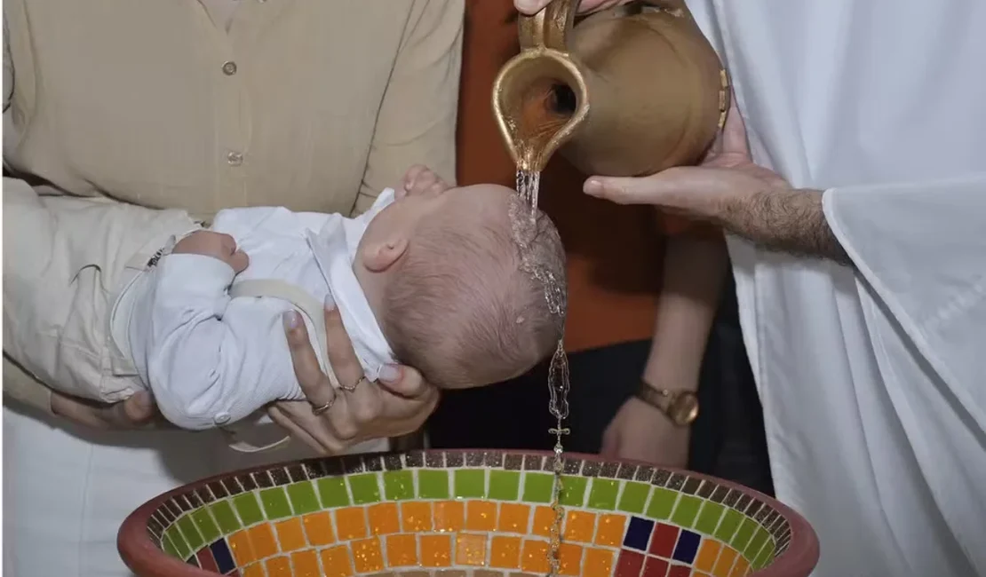 Imagem de terço se forma na água durante batismo de bebê em SC