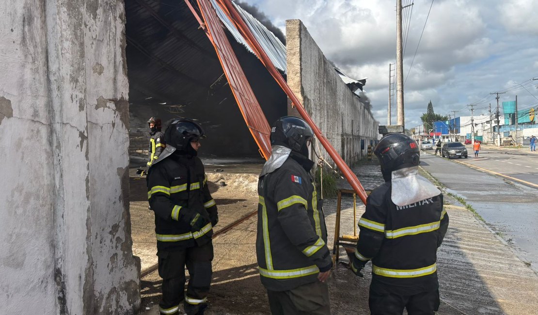 Oficial dos Bombeiros detalha operação para conter incêndio no Distrito Industrial