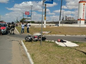 Motorista invade contramão e colide contra motociclista