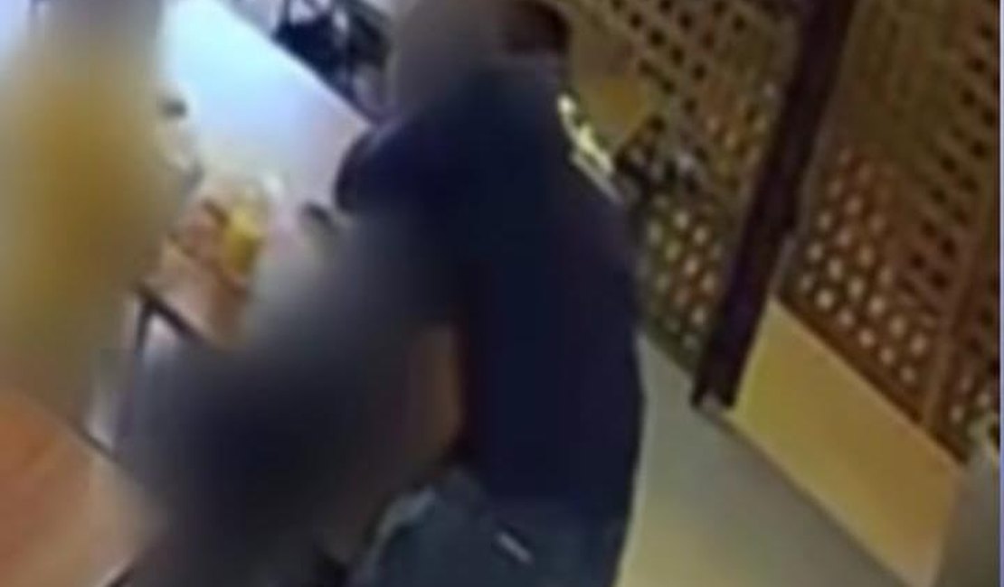 Homem ataca policial com mata-leão, rouba arma e é preso em Marechal