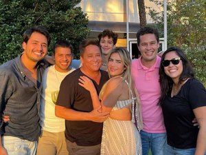 Leonardo exibe foto rara com os seis filhos no dia do aniversário dele