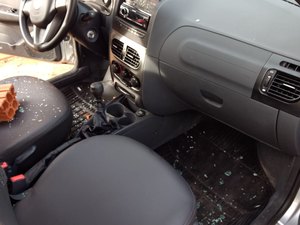 Com sinais de embriaguez, homem usa tijolo para avariar viatura da PM