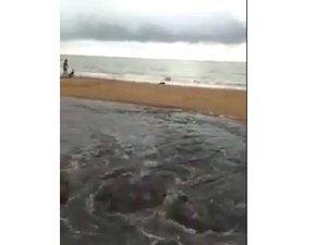 [Vídeo] Tubulação se rompe e lança esgoto na praia de Jatiúca, em Maceió