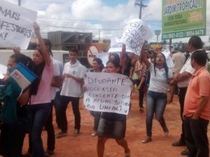[Vídeo] Estudantes da Uneal protestam durante visita do governador a Arapiraca